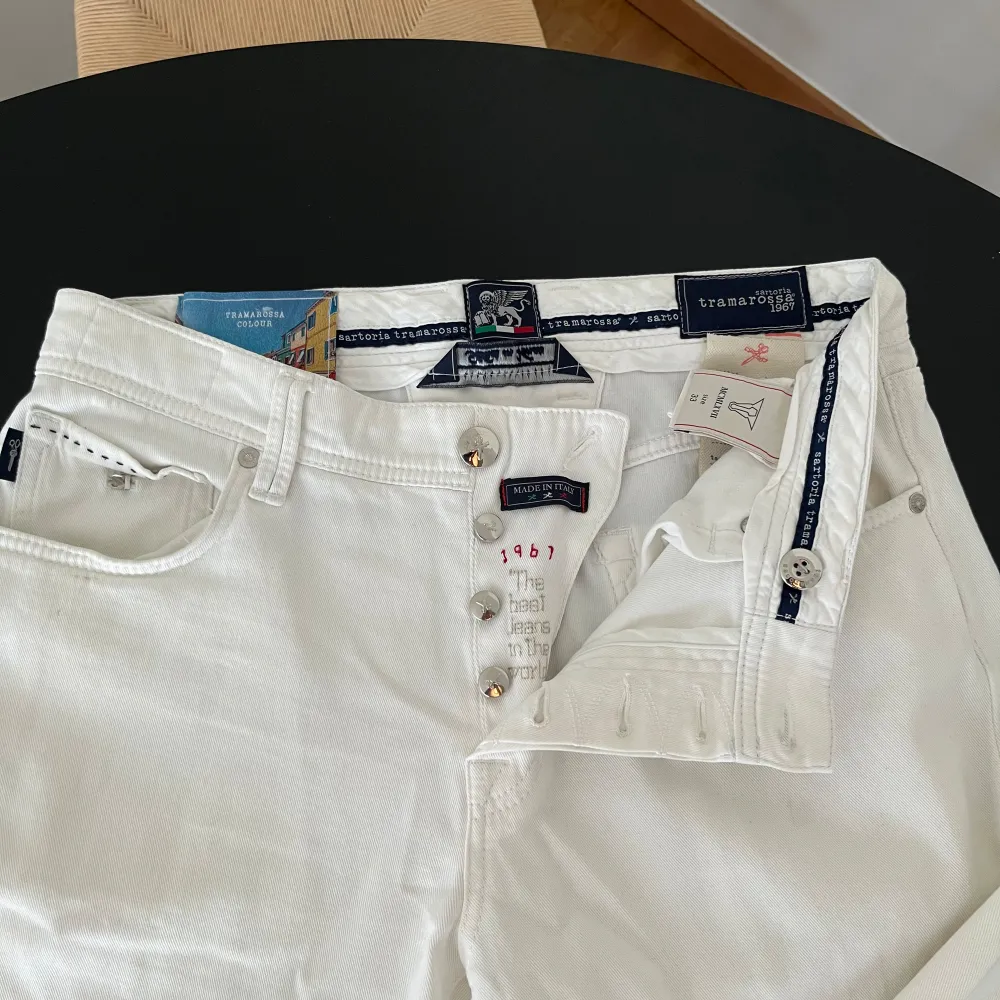 Vita jeans från Sartoria Tramarossa i storlek W33. Modellen är kortare i benen så passar bra till sommaren. Har bara använts ca 5 gånger då jag inte haft tillfälle att använda vita jeans :/. Jeans & Byxor.