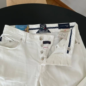 Vita jeans Sartoria Tramarossa  - Vita jeans från Sartoria Tramarossa i storlek W33. Modellen är kortare i benen så passar bra till sommaren. Har bara använts ca 5 gånger då jag inte haft tillfälle att använda vita jeans :/
