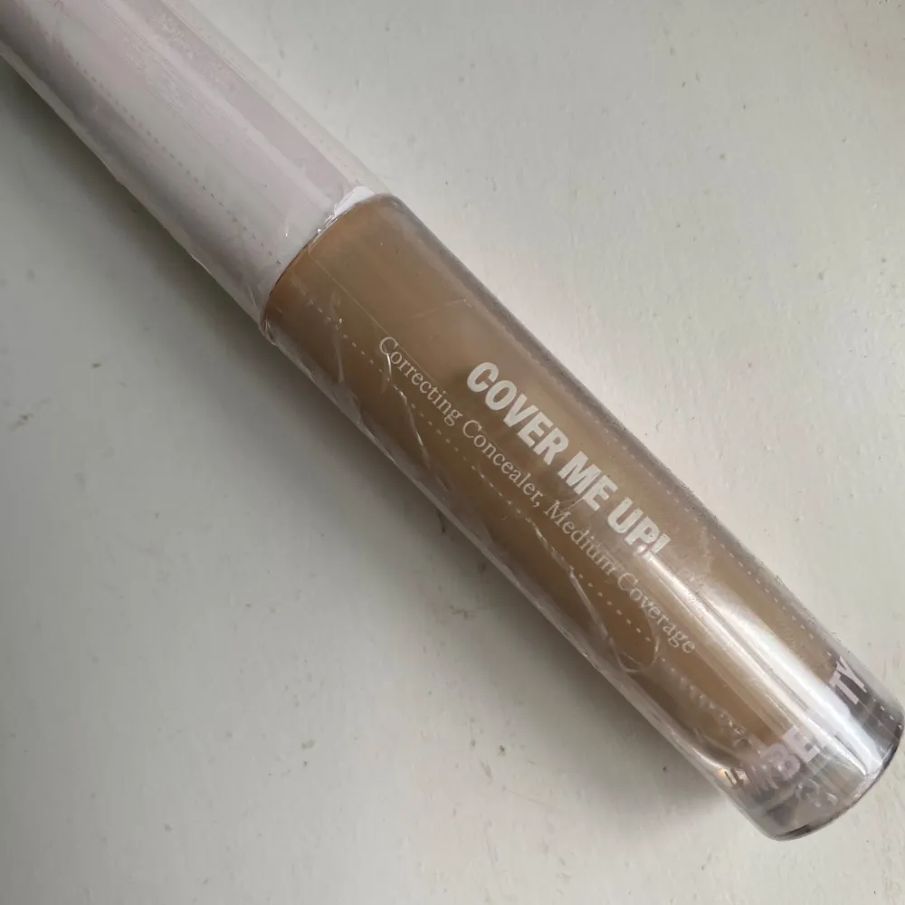 En concealer som jag köpte från HM nyligen. Jättebra kvalitet, men dock lite för mörk för mig. Testad en gång, därför så gott som ny. Nypriset var 90 kr.❣️. Skönhet.