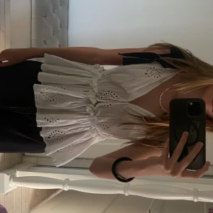 Topp - Fin topp med svarta rosetter på sig, från trf collection