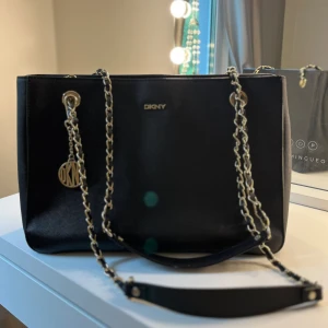DKNY väska - Äkta DKNY med dustbag som följer med, använd men väldigt bra skick. Sparsamt använt. Nypris: 2700kr