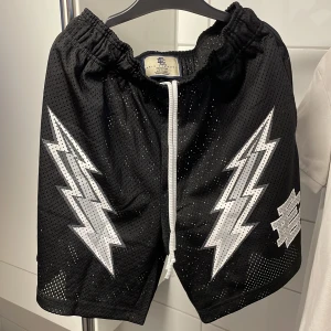 Eric Emanuel Lightning Shorts - 🔥🔥Säljer helt nya och aldrig använda EE shorts🔥✅  Säljer pågrund av att jag inte brukar använda shorts🔥🩳 Storlek: Medium Skick: Helt ny  Kommer med EE påsen och priset är inte hugget i sten🪨💸✅