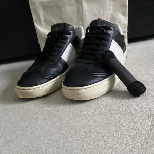 Valentino flycrew  - Feta flycrew i bara skick och alla nitar är kvar. Det ingår även två extra nitar, en dustbag och extra snören. Kan även mötas upp i Stockholm 