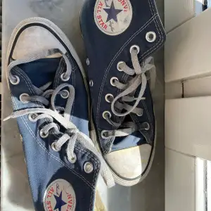 Sälja dessa jättefina mörkblå Converse, då de tyvärr är för små! Bra skick, dock smutsiga skosnören, men som jag såklart tvättar innan jag postar! 💗 Pris kan diskuteras 💗