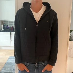 Ralph lauren cardigan - Säljer nu en Ralph lauren carigan i riktigt bra skick, L men passar även M, modellen på bilden är 190, nypris cirka 3000 mitt pris 1200, inga defekter på varan. 