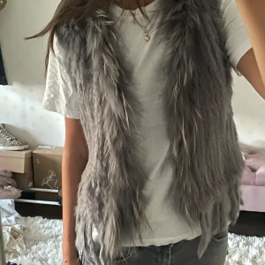 Päls väst - Så fin pälsväst som inte kommer till någon användning, inga defekter💕