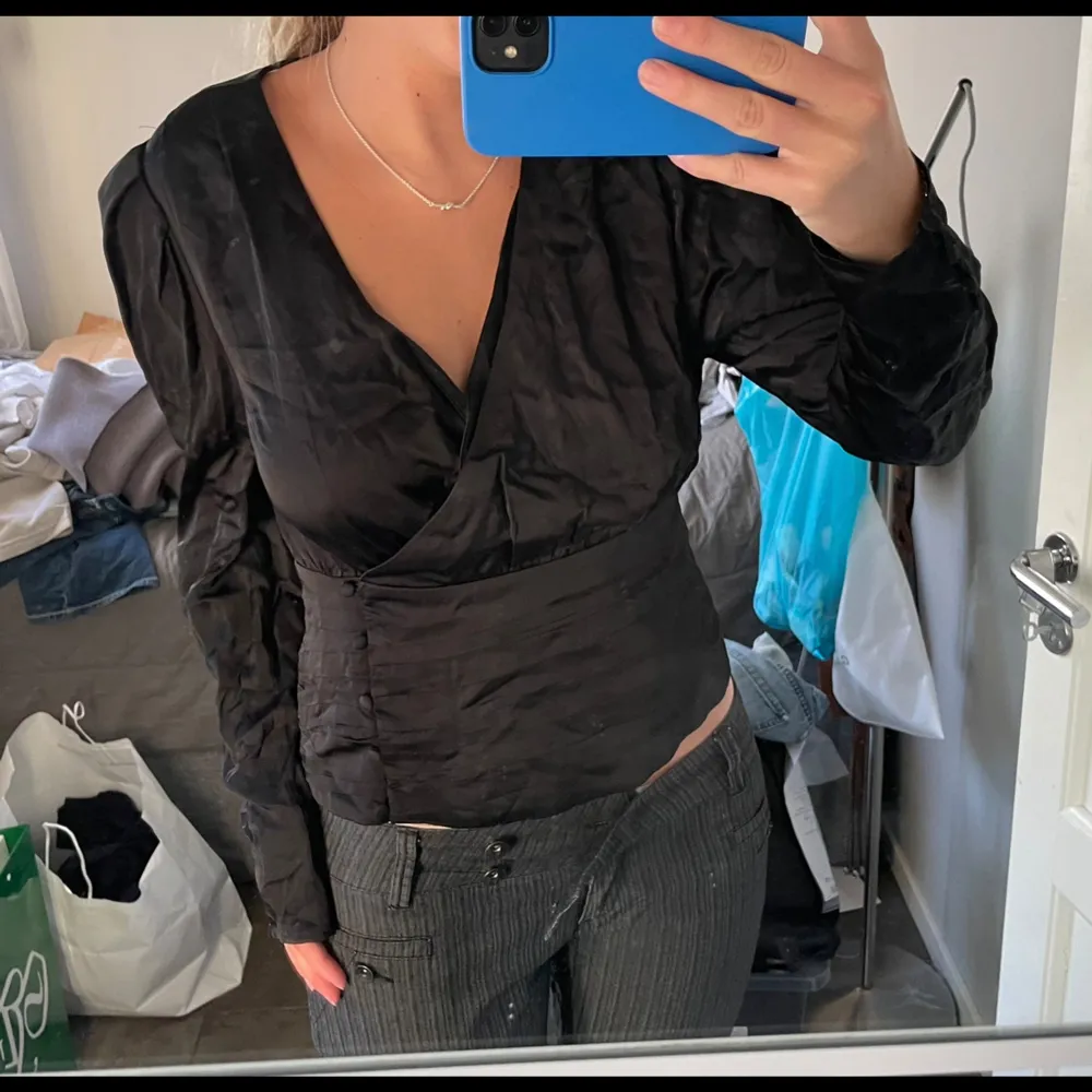 Superfin svart topp från nakd med prislappen kvar! . Puserot.