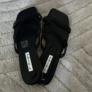 Oanvända flats  - Helt oanvända skor perfekta till semestern eller om du bara vill ha ett par finare ”sandaler”, storlek 39, sulan är skön och mjuk där bak 