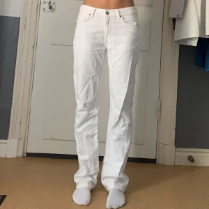 Low straight jeans - Lågmidjade, raka, vita jeans från never denim. I väldigt bra skick men benen är lite slitna längst ner (se bild 5).  Midjemått rakt över: 37 cm Innerbenslängd: 78 cm  Det är bara att skriva om du undrar något🤗