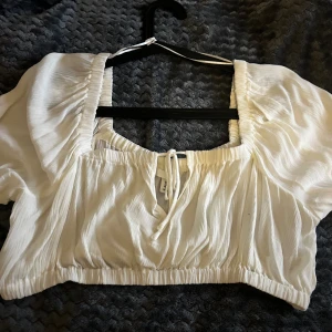 Topp - Super gullig och somrig topp men säljes då den är för liten i bysten för mig. Aldrig använd