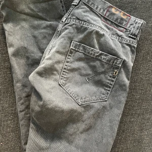 Dondup  - Säljer ett par Dondup jeans! Storlek 33, 9/10 skick, de är slimfit och dem har små slitningar på framsidan. Pris går att diskutera!