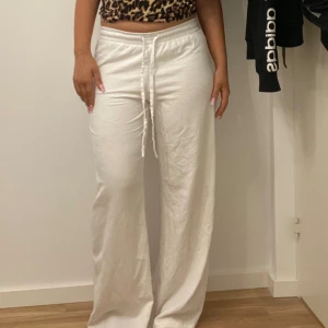 Linne/ gardin byxor  - Jag är 159 men tror den passar för upp till 165. Köpta för 400 kr.  De är Xs men jag har M på byxor. De passar för olika storlekar 💕