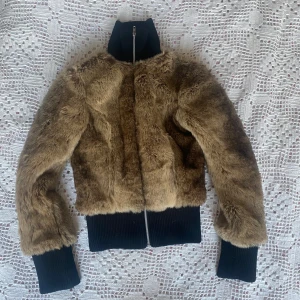 Pälsjacka - Fuskpäls-jacka från H&M Diveded⭐️ tillverkas inte mer! Tycker den är så snygg men säljer då den är för liten för mig✨ Strl 32(EU)! perfekt för hösten! Bra skick! 
