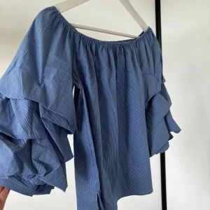 Blus - Jättefin blus från Zara som är sparsamt använd. Väldigt bra skick, däremot trådar som sticker ut vid armhålorna som bilderna visar 💙