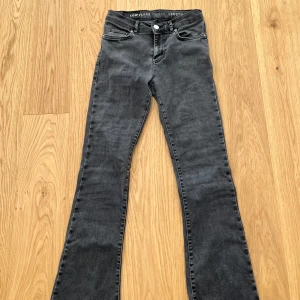 Lågmidjade flare jeans  - Jättefina. Bra skick. Waist = small & length = 33. 