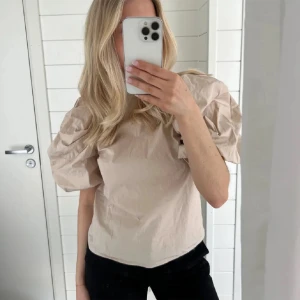 Topp - Söt beige topp med volang ärmar💕💕