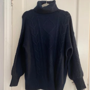 Stickad tröja bikbok XS - Säljer denna stickade tröja från Bikbok stl Xs använd 1 gång! Säljer för 350kr