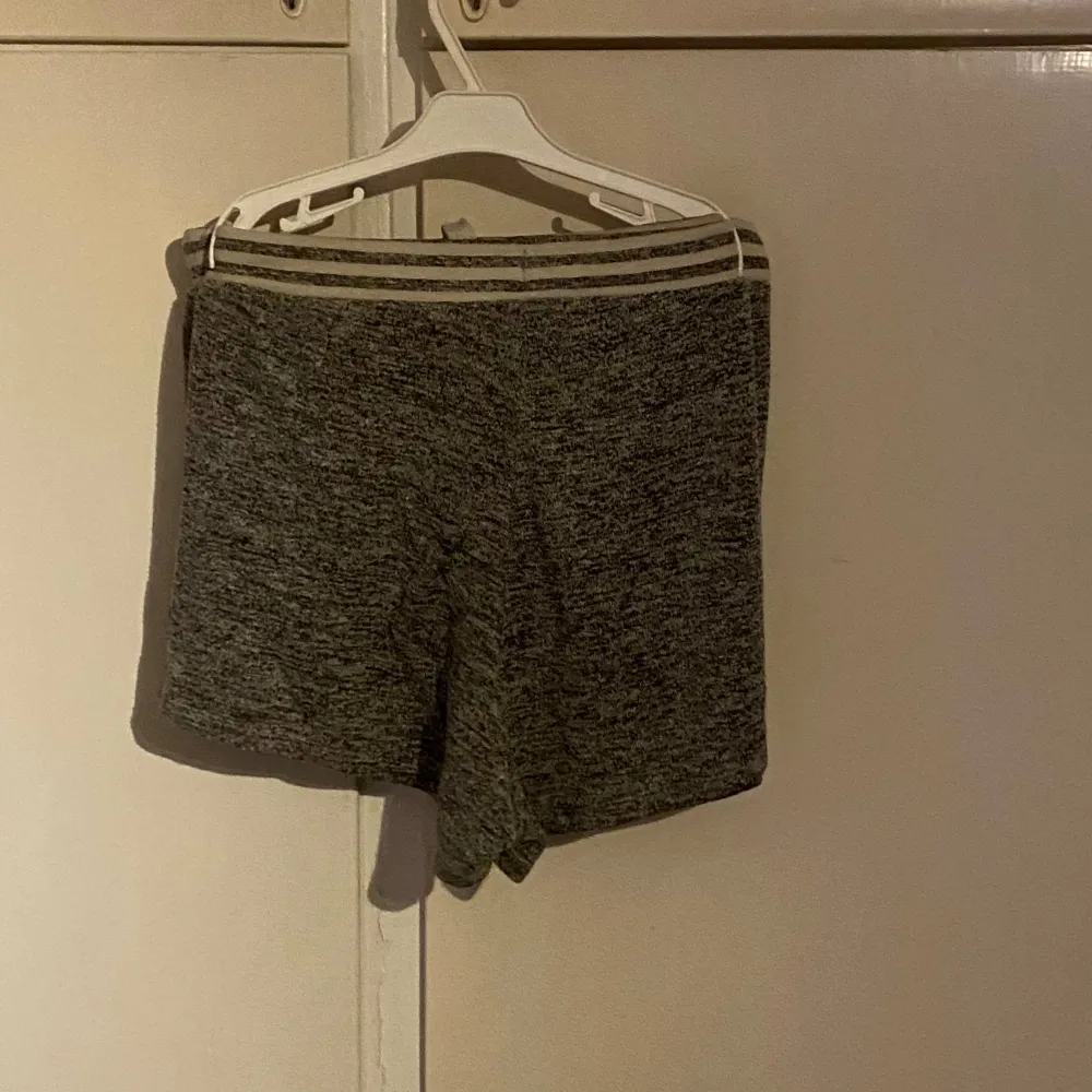 Mjukisshorts som är väldigt luftiga  Hela och rena . Shorts.