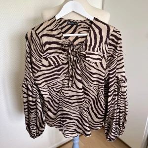 Gusto zebra blus  - Ny oanvänd inget att anmärka på.  Normal i storlek