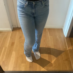 Levis jeans  - Byxorna är använda ett par gånger men har inga fel på sig och ser jätte bra ut, köpta i butik för ungefär 1200, storleken motsvarar ungefär M. Kan även hämtas i Helsingborg. 