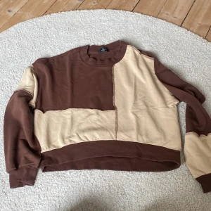 Sweatshirt - Superskönt brun/beige långärmad tröja från monki som nu är för liten tyvärr. Nyskick, använd fåtal gånger, sitter som en s
