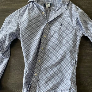 Polo Ralph lauren skjorta  - Polo Ralph lauren skjorta i jätte bra skick, använd ca 1 gång. Hör av er vid fler frågor eller bilder😁