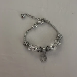 Pandora armband  - Armband likt Pandora i silver med pärlor(inte äkta silver)
