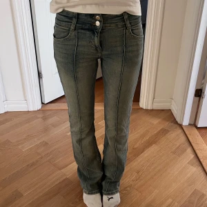 Bershka jeans  - Säljer mina super snygga jeans från Bershka, eftersom dom ej kommer till användning 💗jätte bra sick, är dock lite mer blåare i verkligheten än på bild.