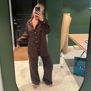 Skönt sett - Super fint och skönt sett!🤩Högmidjad byxa med resor i midjan och skjorta med knappar. Går att köpas separat💕