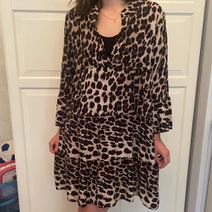 Leopard mönstrad mini klänning - Supersöt och bekväm leopard mönstrad mini klänning🐆 Oanvänd utan prislapp