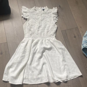 fin vit klänning - super gullig vit klänning från shein! Aldrig använd då den inte passade. Storlek XS/34💓
