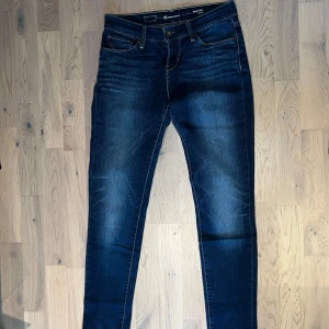 Mörkblåa Levis jeans - Mörkblåa Levis jeans i storlek S. Få tecken på användning. 