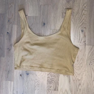 Beige ribbat linne  - Beige ribbat linne från Gina Tricot i storlek M. Använd men knappt något tecken på det 