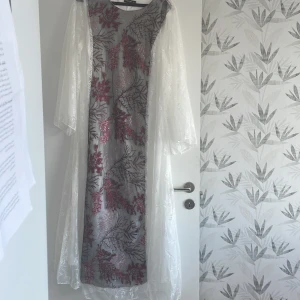 Damkläder  - En vit klänning med lång armar. Fint som passar mycket bra på sommaren. Storlek är XL 1. 