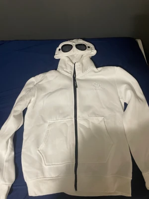 Cp Company - Jag säljer en cp company kofta för 600 kr. Den är i gott skick och har använts 3-4 gånger. Fick den i present för 6 månader sedan. Priset kan diskuteras. Kontakta mig gärna för mer information eller bilder!