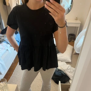 topp med volang - topp med volang. inga fläckar eller hål