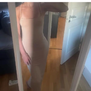 Långklänning 🌺✨ - Superfin skims liknande klänning som sitter som en smäck. Säljer då jag har flera liknande💓