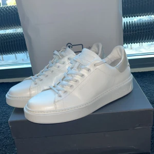 Woolrich skor - Säljer ett par inprincip helt nya riktigt snygga woolrich skor i strl 44, endast använda 1-2 gånger och är som nya. Köpta på Woolrich original box och påse, dustbag följer med. Nypris 2600, mitt pris 750. Kan ge ett väldigt bra pris vid snabbt köp!