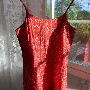 Vintage klänning - Från ca 90-talet. Hawaii blommigt mönster, från amerikanskt märke. Jättefin kort❤️  Storlek S