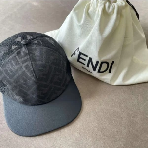  Fendi keps -  Fendi keps till salu. Säljs på grund av att jag inte har någon användning utav den. Pris kan diskuteras vid snabb affär.