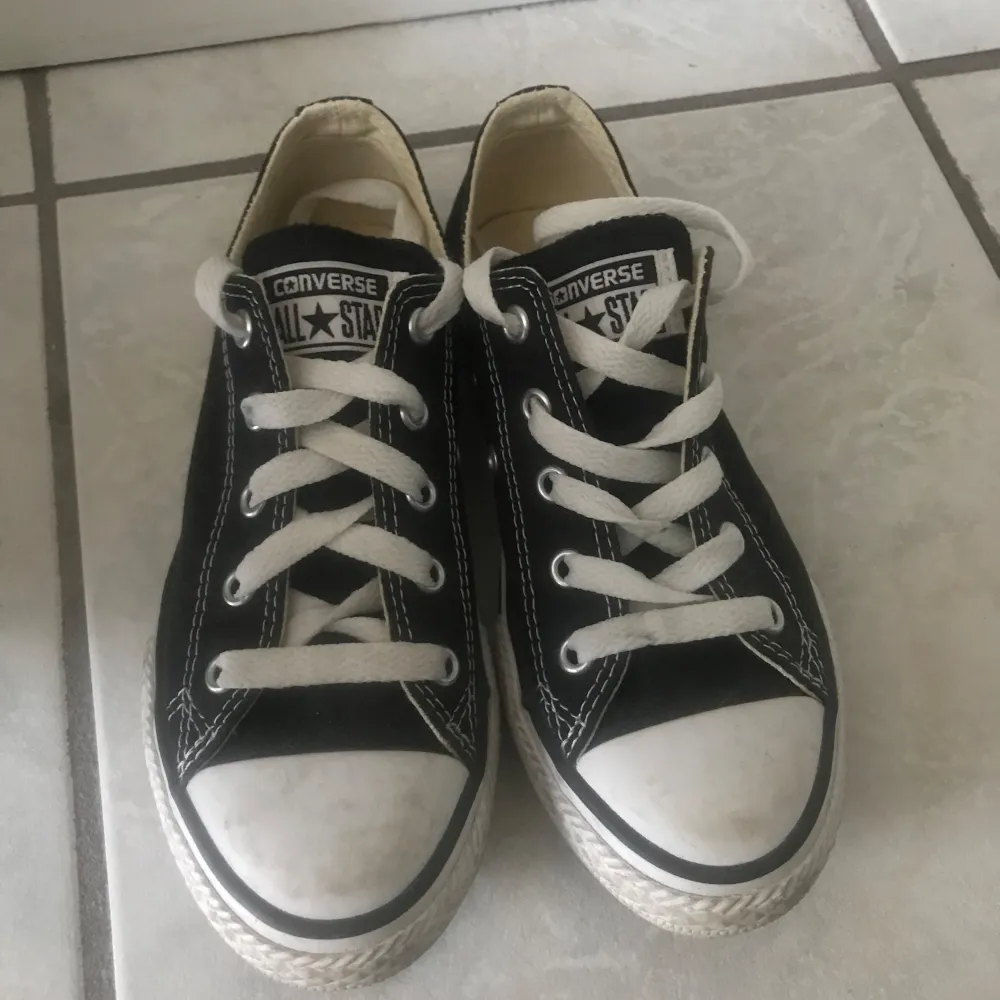 Säljer dessa låga converse i stl 32! Väldigt fina och är i mycket bra skick.  Jag skickar dagen efter du köpt! . Skor.