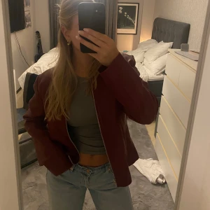 Röd skinnjacka - Säljer nu denna skinnjacka jag köpt second hand, otroligt snygg som sitter perfekt!! Jackan är från auluna leather company