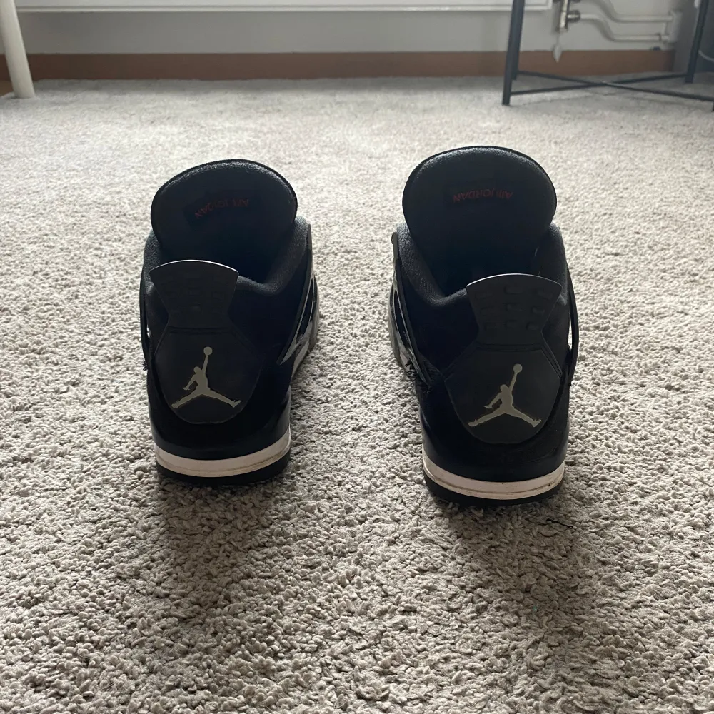 Jordan 4 canvas riktigt snygga Passar Till både sommaren hösten våren också Vintern håller bra värmen ny pris är 6000. Skor.