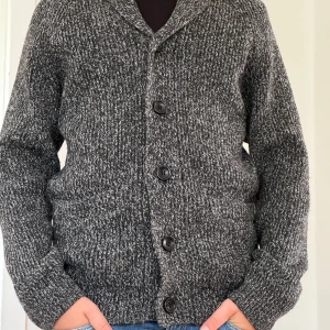 Cardigan  - Cardigan från H&M riktigt bra skick näst intill ny | Xs passar även S | Priset kan sänkas | Hör av dig vid minsta fundering!  Mvh Wille 