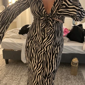Klänning - Zebra mönstrad klänning från boho. Nu med prislapp, endast testad! Storlek 36