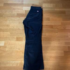 Svarta dickies byxor i storlek W29 L30