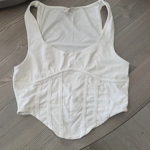 Topp Nelly  - Fint vit topp ifrån Nelly i storlek M