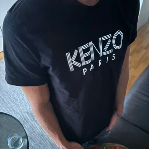 Kenzo t-shirt - En riktigt snygg kenzo t-shirt utan några som hälst defekter. 