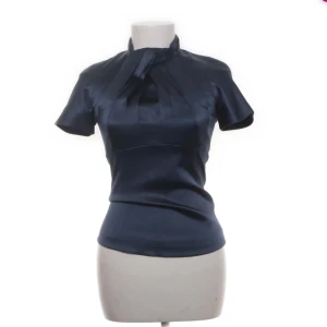 Festtopp - Jättesnygg festtopp från Karen Millen i marinblått. Köptes på Sellpy i väldigt fint skick men aldrig använd av mig💗💗