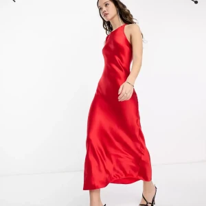 NY Röd midiklänning Satin  - Klänning endast provad, var för stor för mig. Annars superfin och jättehärlig färg. Väldigt verklighetstrogen bilden. Köparen betalar eventuell frakt. Nypris 1469 kr